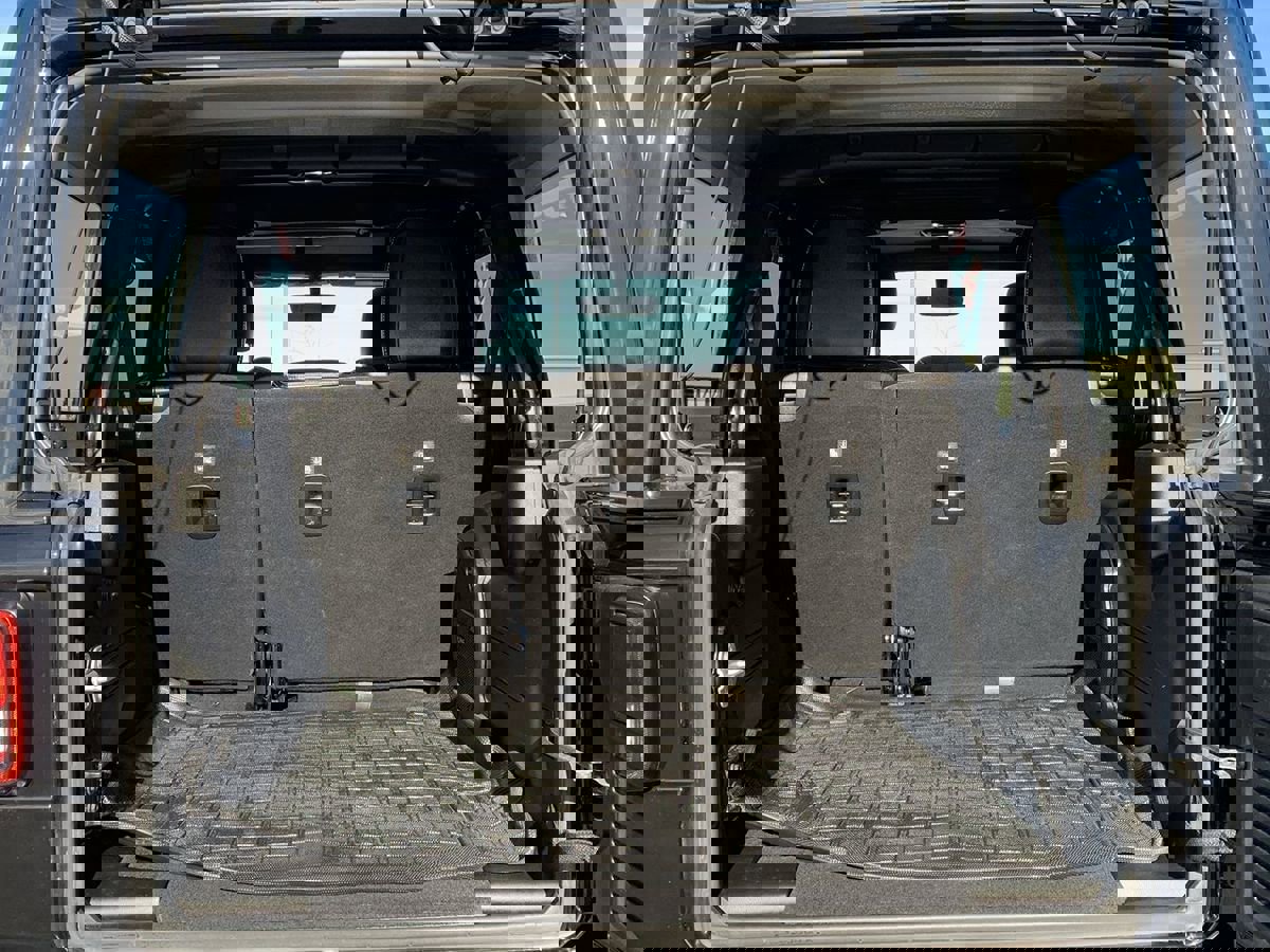 Used 2019 Jeep Wrangler Unlimited Sahara w/ Uconnect 4C Nav & Sound Group AWD/4WD image 15