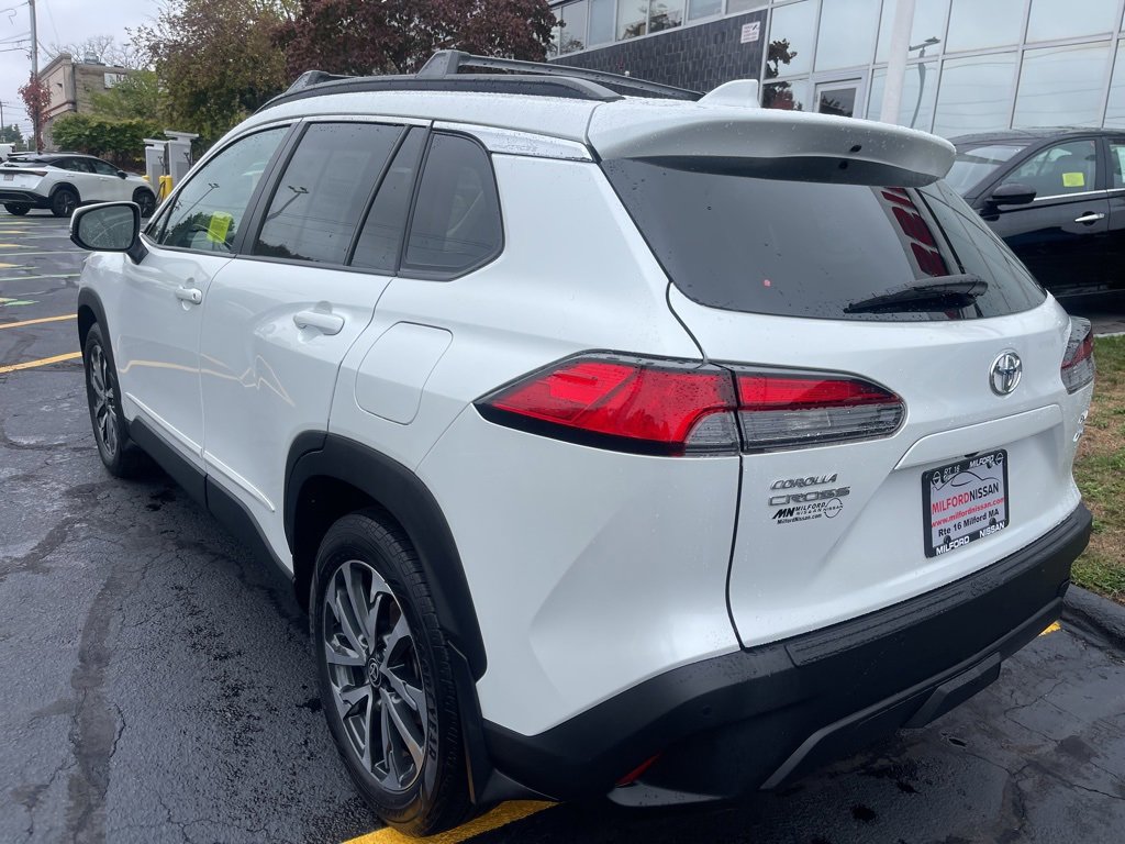 Used 2022 Toyota Corolla Cross XLE w/ Convenience Package image 3