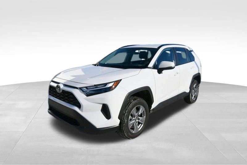 Used 2025 Toyota RAV4 XLE AWD/4WD image 2