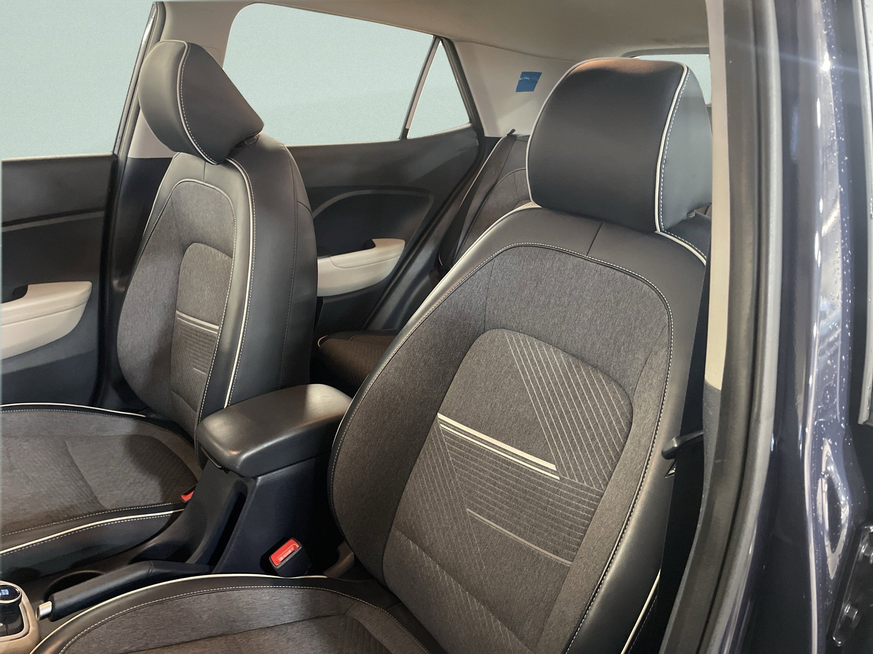 Used 2023 Hyundai Venue Limited image 14