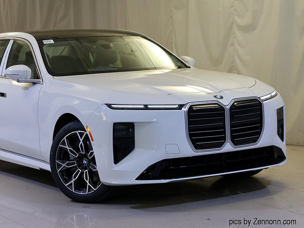 Used 2027 BMW 740i xDrive AWD/4WD image 2