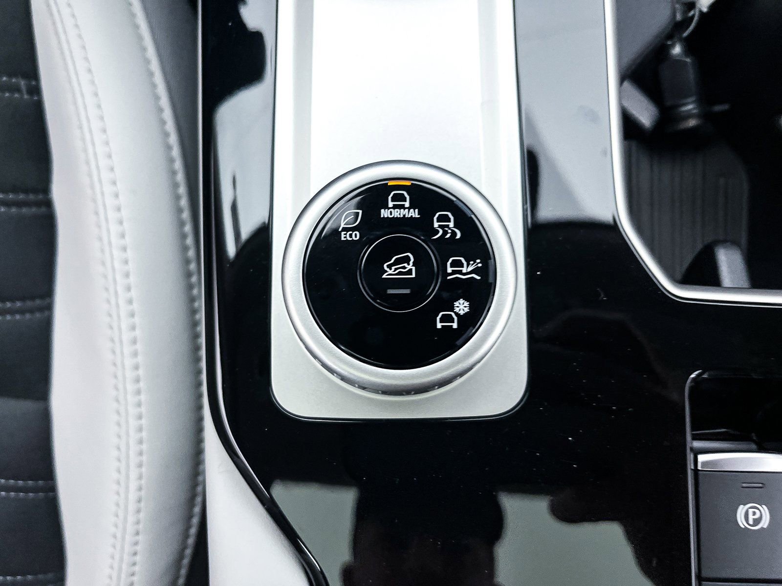 New 2025 Mitsubishi Outlander SE image 21