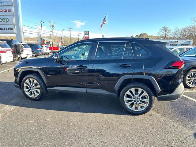 Used 2020 Toyota RAV4 XLE Premium image 3