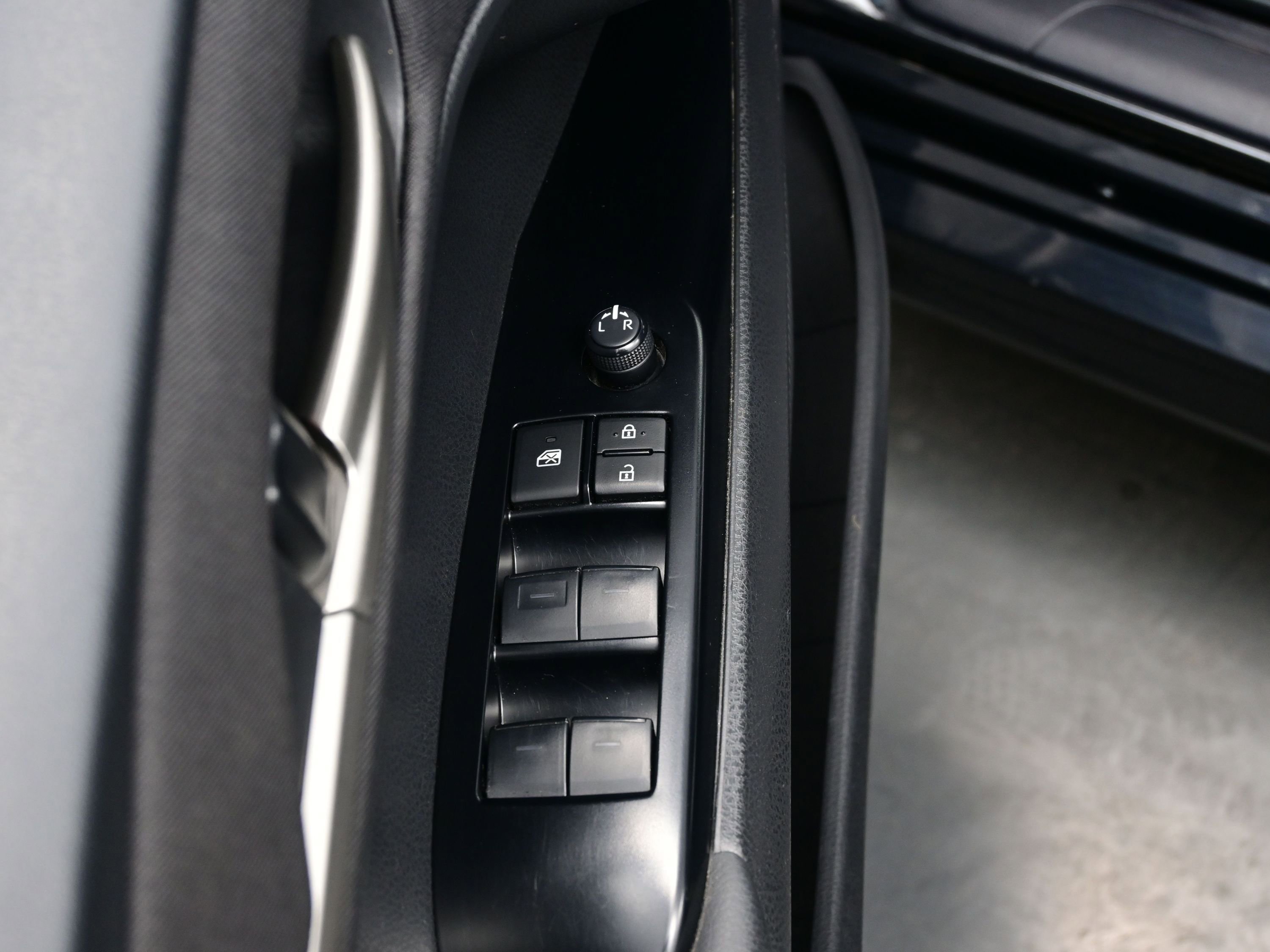 Used 2025 Toyota Camry LE w/ Convenience Package image 10