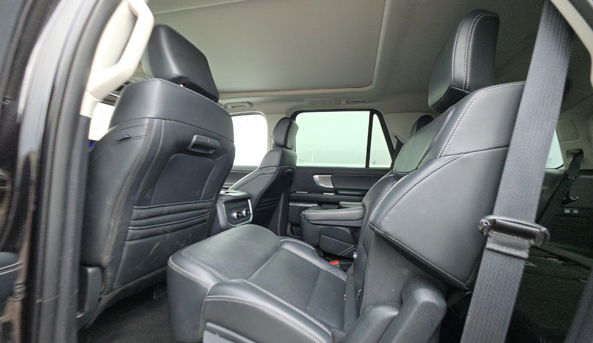 Used 2025 Ford Expedition Platinum AWD/4WD image 3