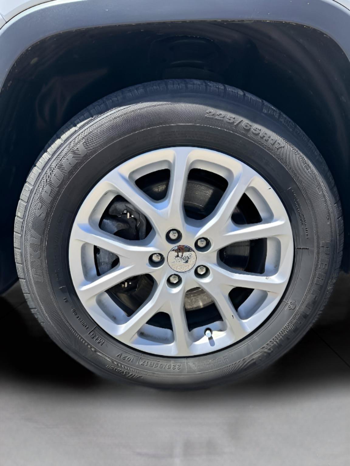 Used 2018 Jeep Cherokee Latitude w/ Cold Weather Group AWD/4WD image 14