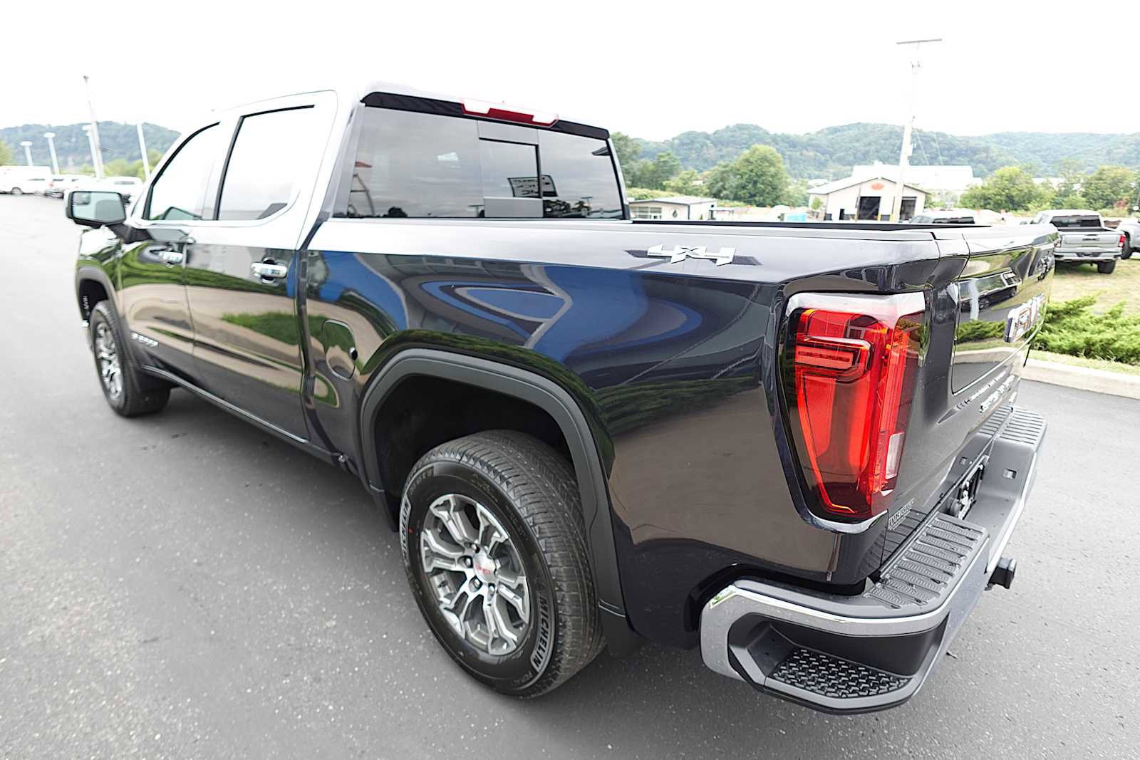 New 2026 GMC Sierra 1500 SLT w/ SLT Convenience Package image 6