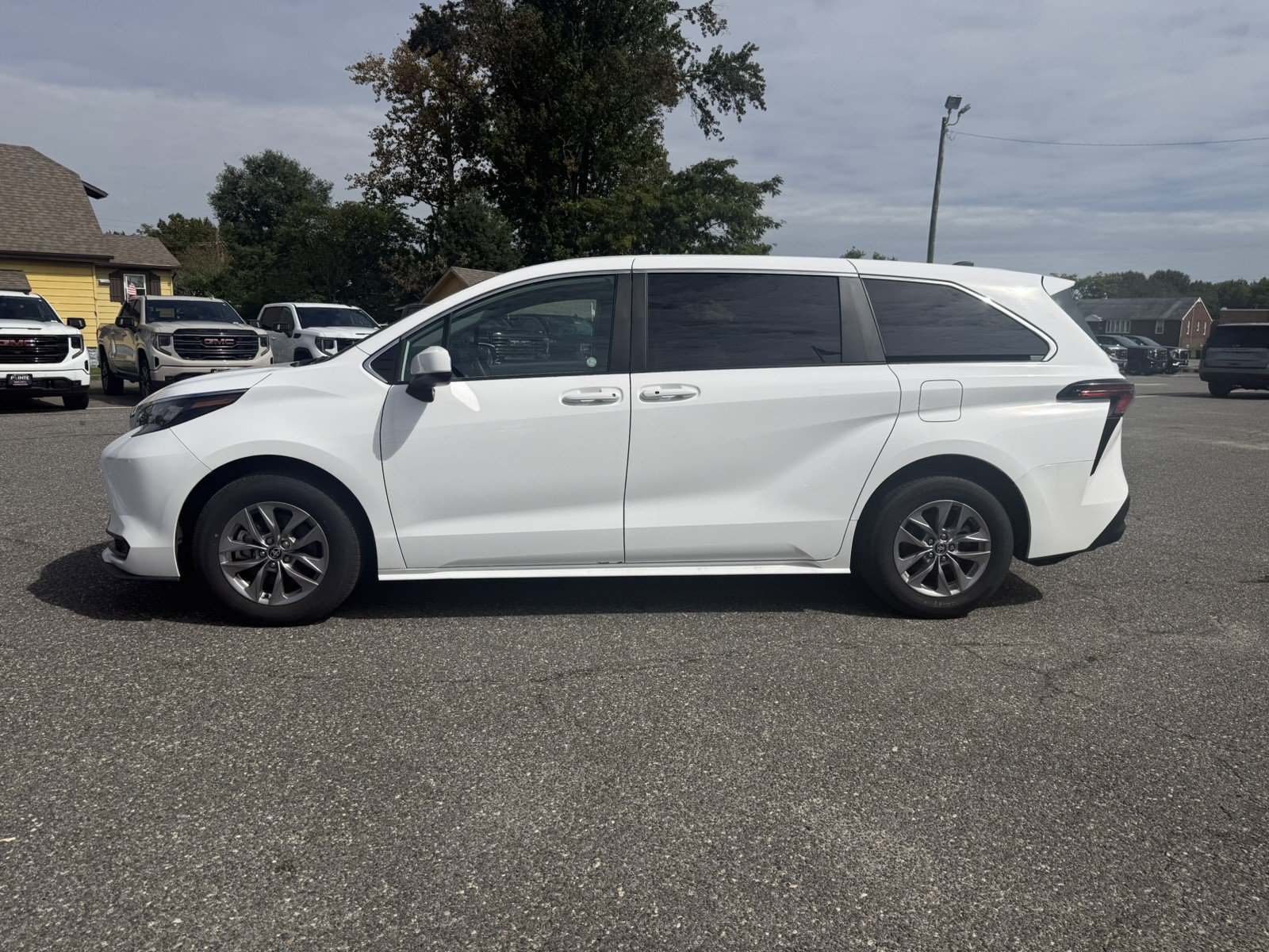 Used 2025 Toyota Sienna LE FWD image 6
