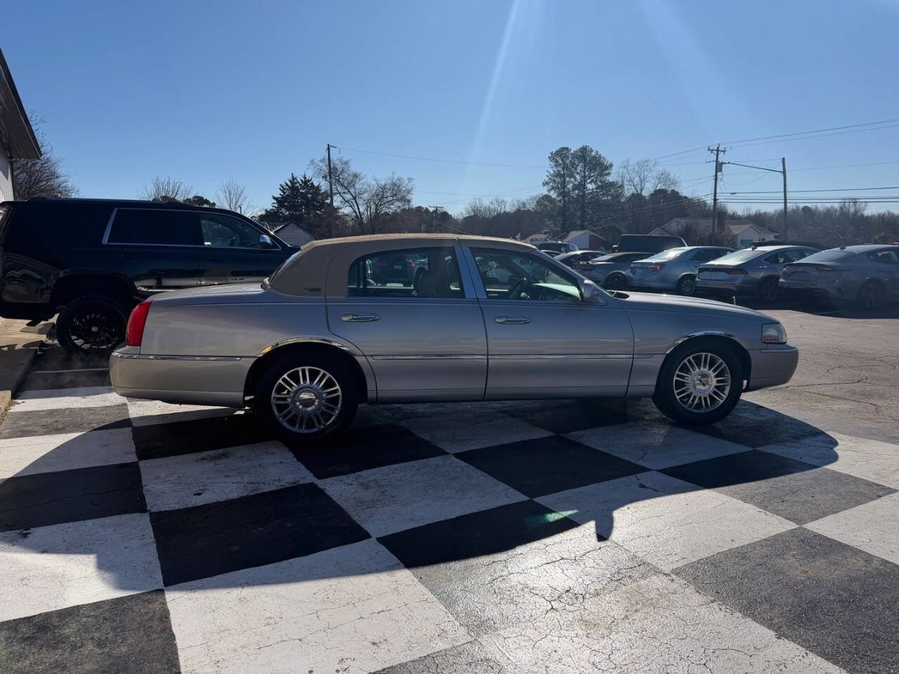 Used 2006 Lincoln Town Car Signature Limited image 4