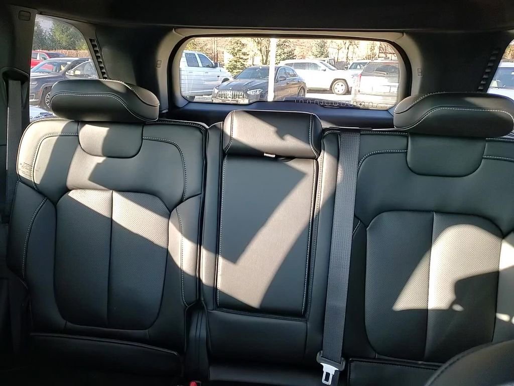 New 2025 Jeep Grand Cherokee Limited w/ Luxury Tech Group II image 21