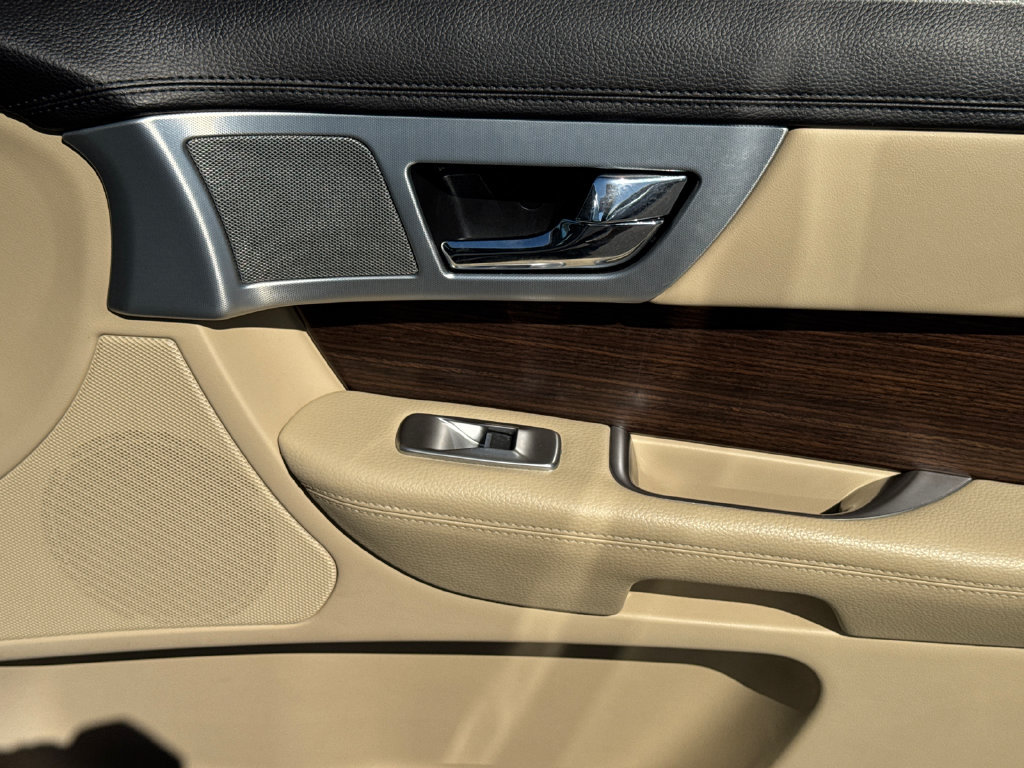 Used 2013 Jaguar XF RWD image 14