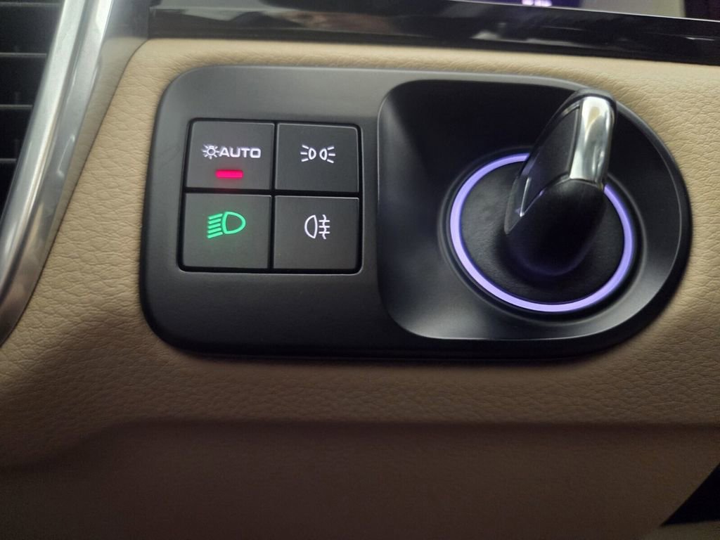 Used 2023 Porsche Cayenne Platinum Edition image 21