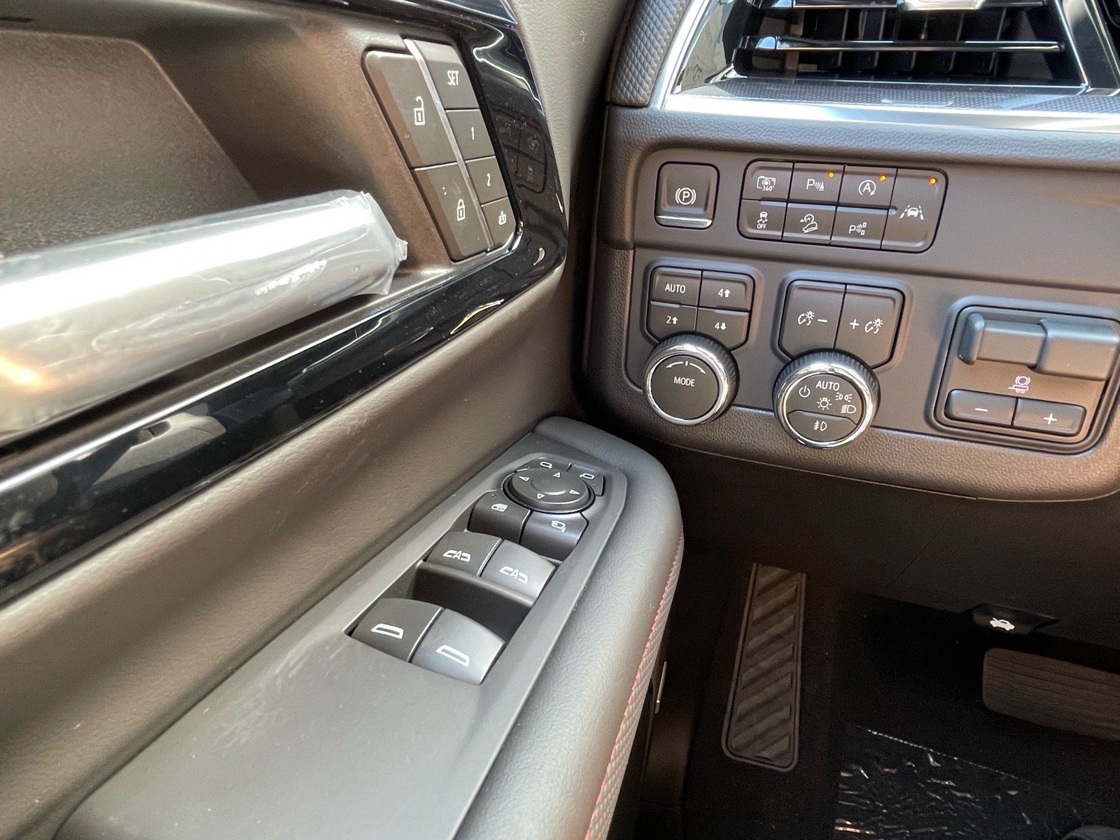 New 2026 Chevrolet Suburban RST w/ Comfort Package AWD/4WD image 7