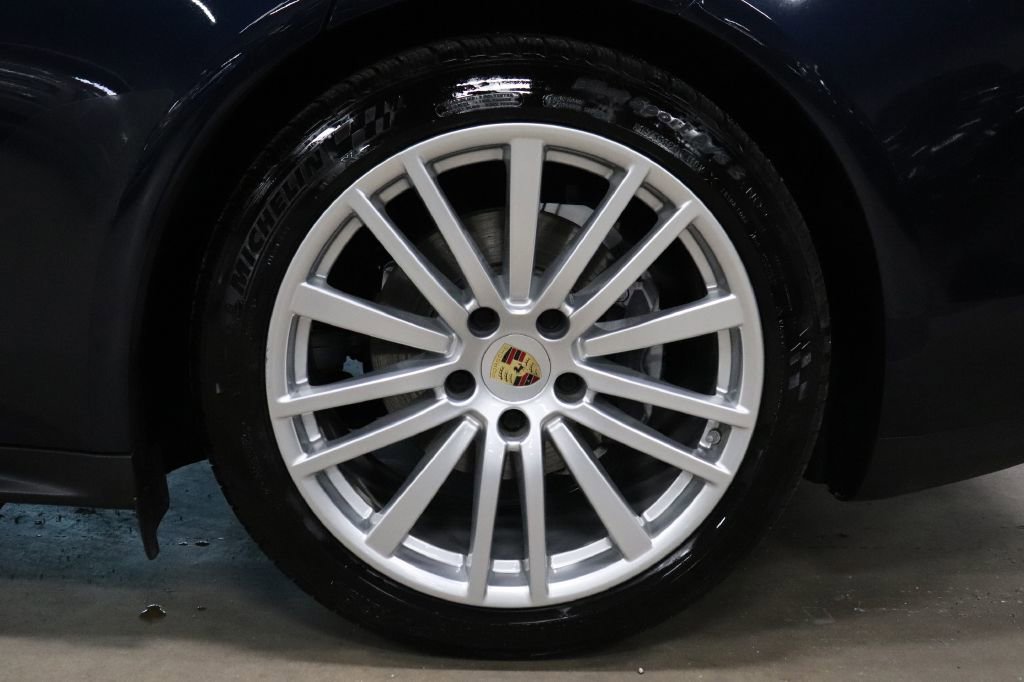 Used 2020 Porsche Panamera image 40