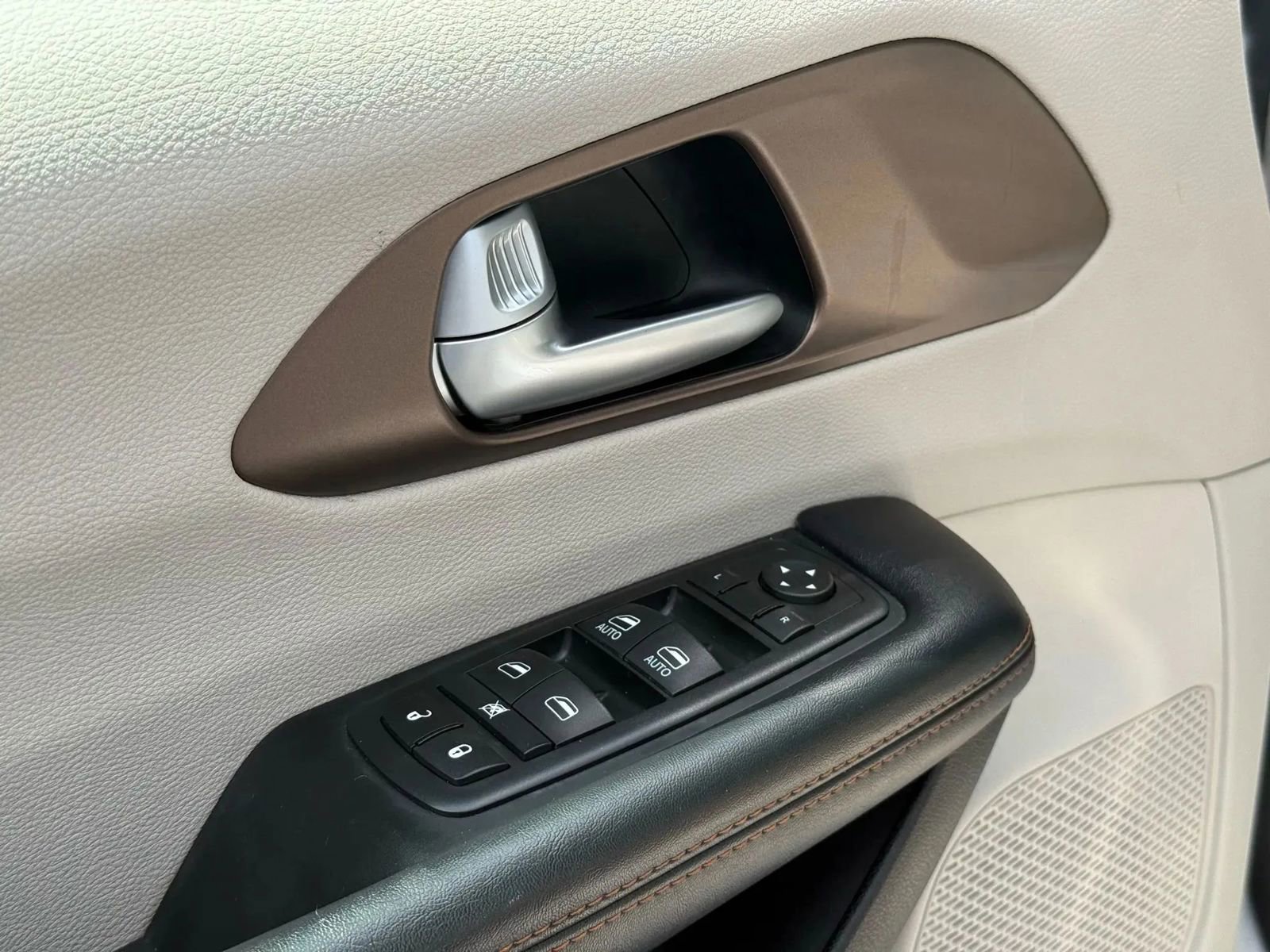 Used 2017 Chrysler Pacifica Touring-L w/ Tire & Wheel Group image 18