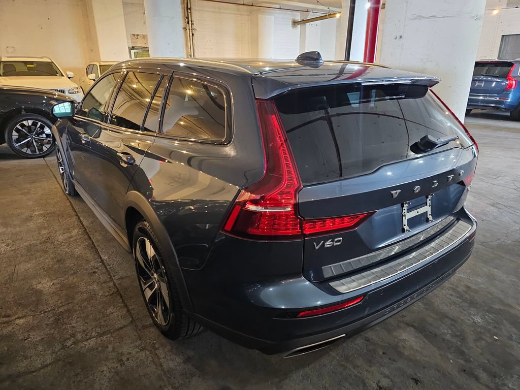 Used 2020 Volvo V60 T5 Cross Country AWD/4WD image 2