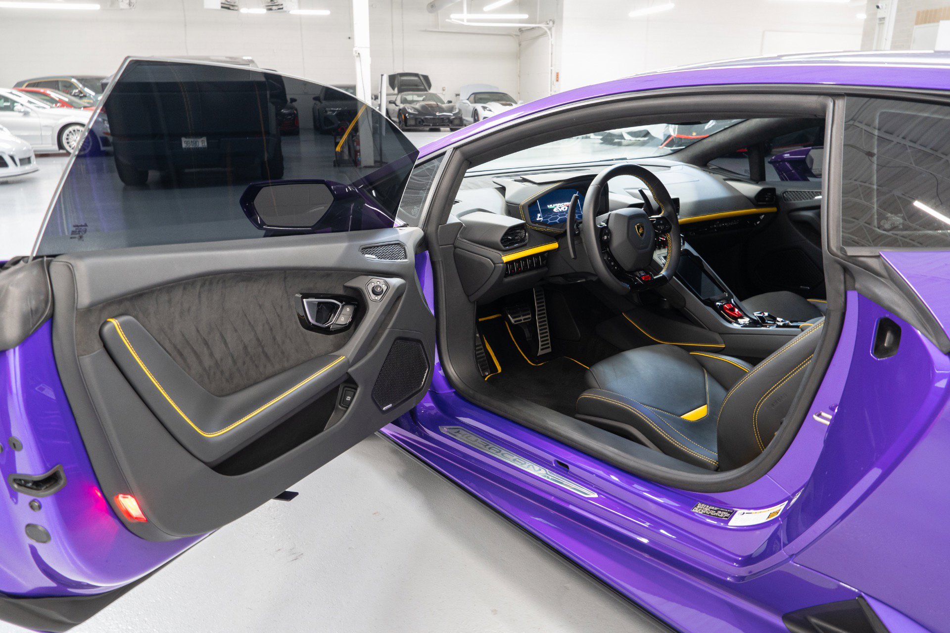 Used 2023 Lamborghini Huracan EVO image 12