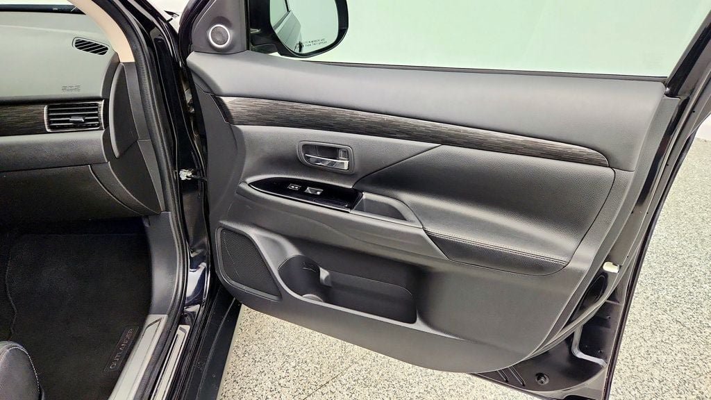 Used 2016 Mitsubishi Outlander GT AWD/4WD image 25