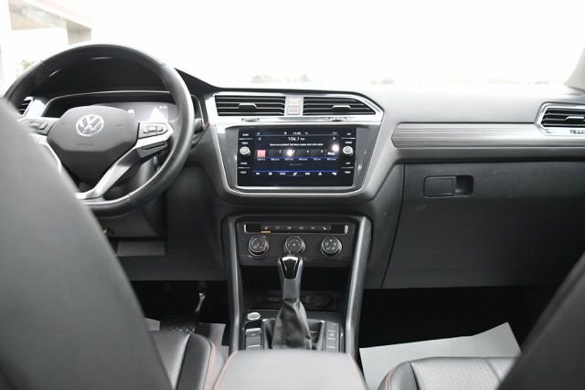 Used 2024 Volkswagen Tiguan SE image 12