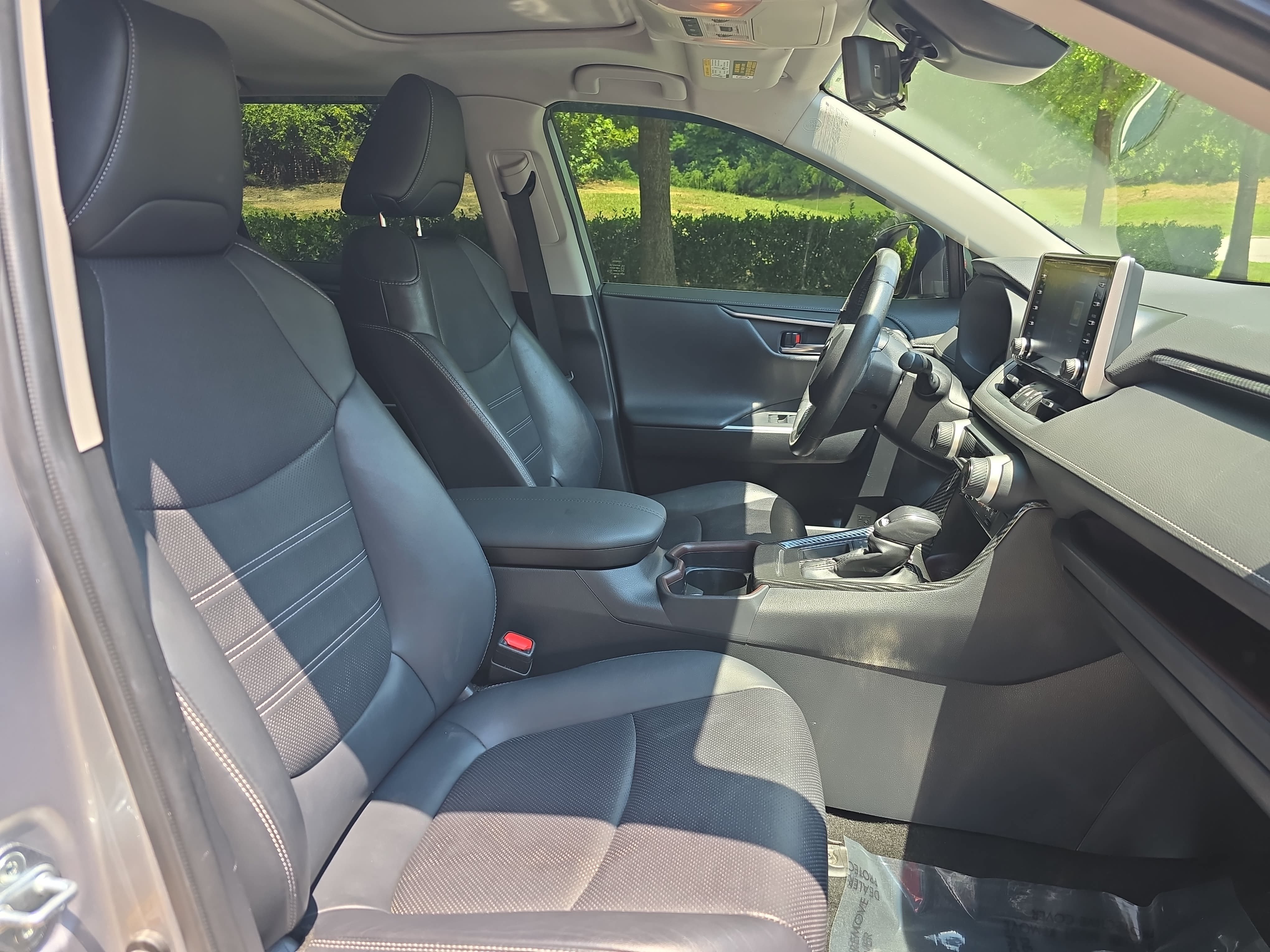 Used 2019 Toyota RAV4 Limited w/ Cold Weather Package FWD image 10