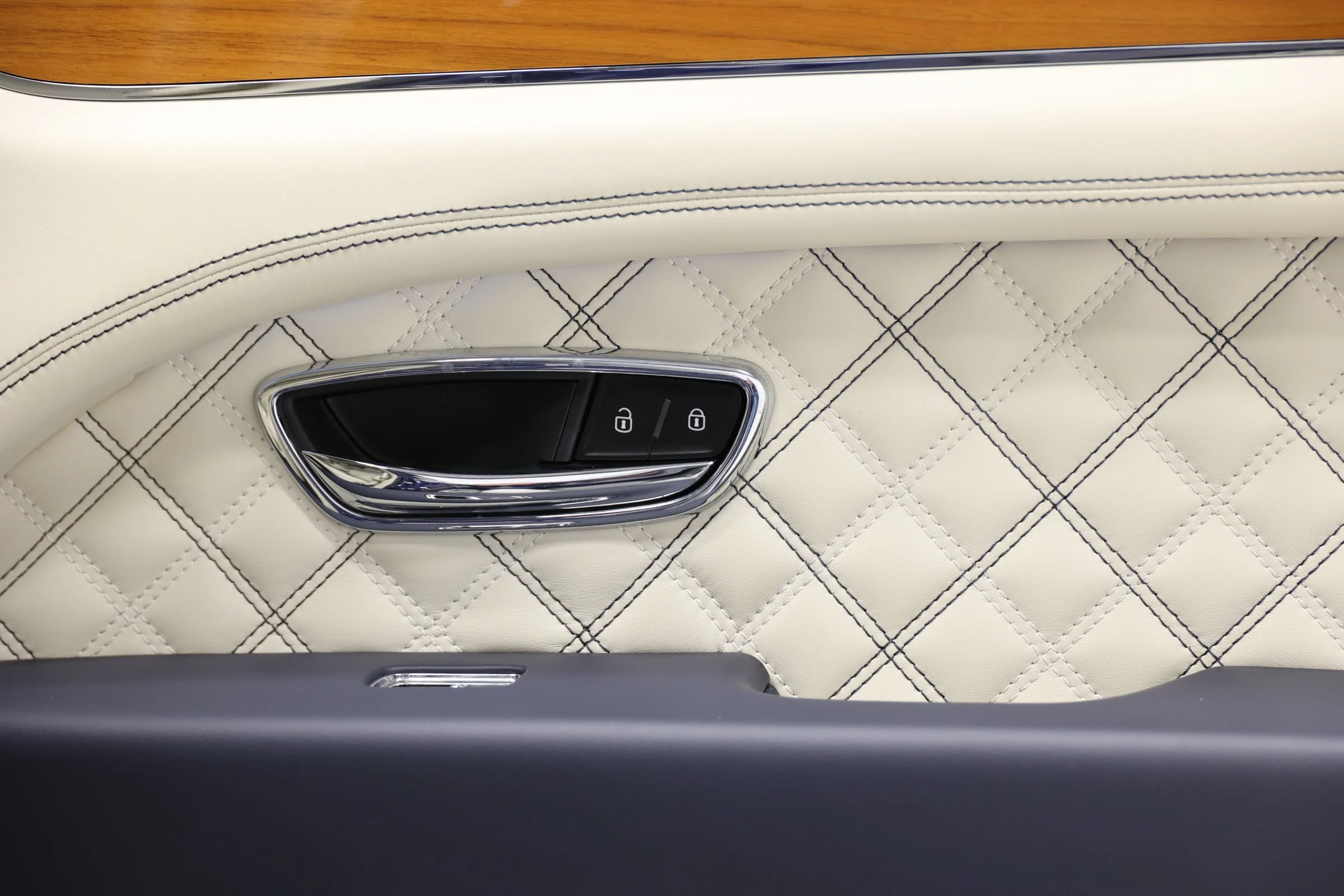 Used 2021 Bentley Bentayga w/ First Edition Specification AWD/4WD image 85