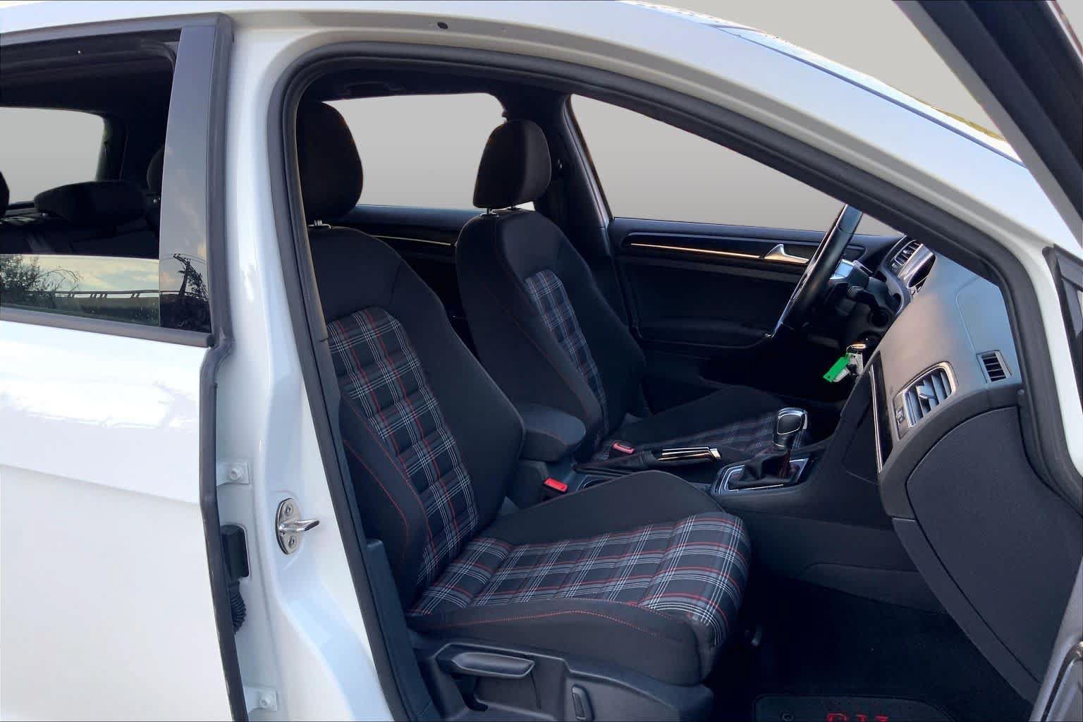 Used 2017 Volkswagen GTI SE FWD image 9