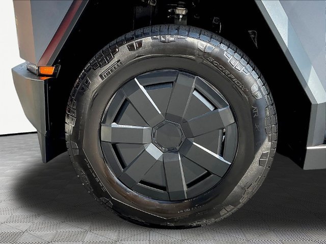 Used 2024 Tesla Cybertruck AWD Crew Cab image 33