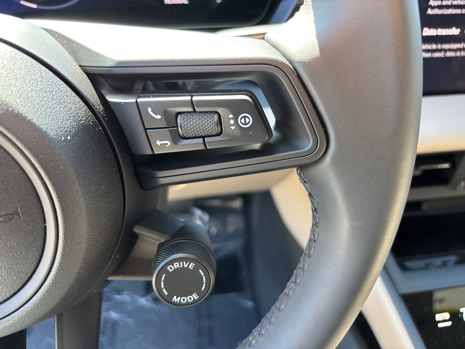 Used 2025 Porsche Macan Electric RWD image 23
