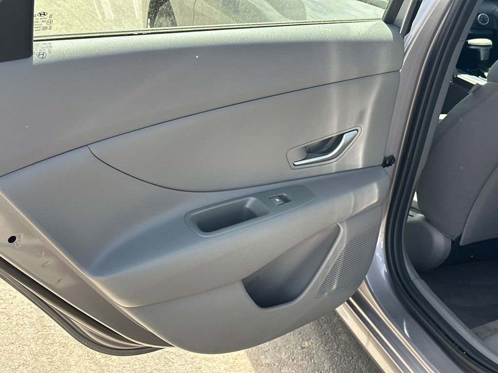 Used 2025 Hyundai Elantra SE image 21