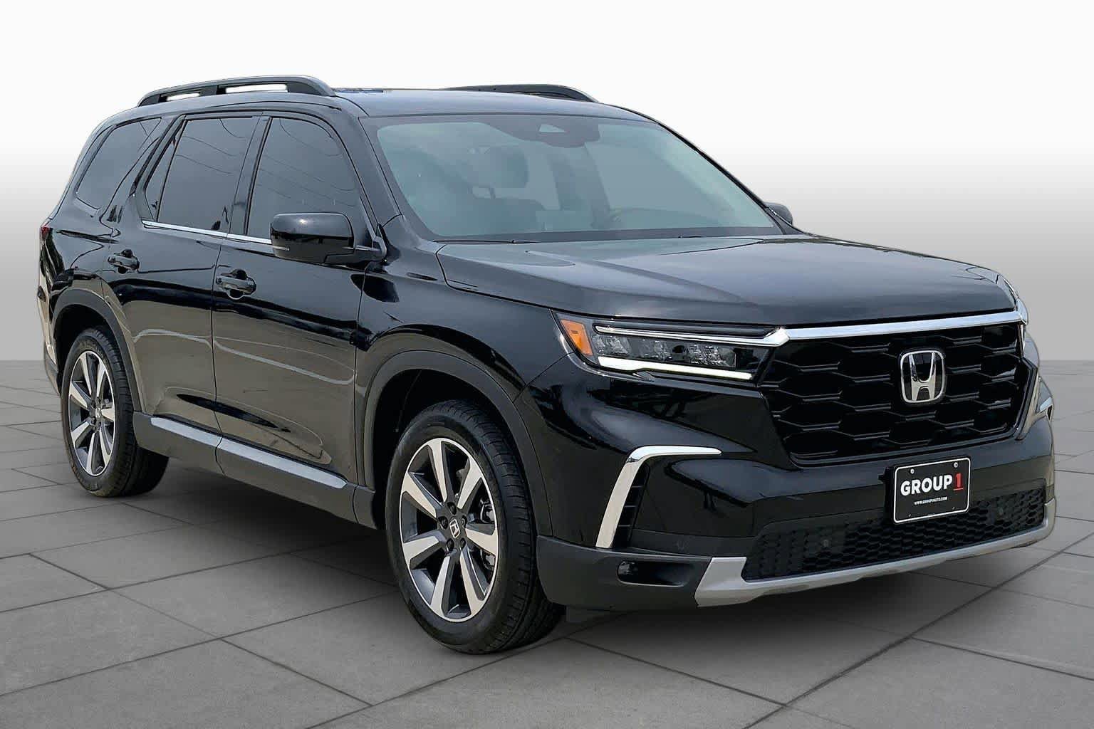 Used 2025 Honda Pilot Touring image 3