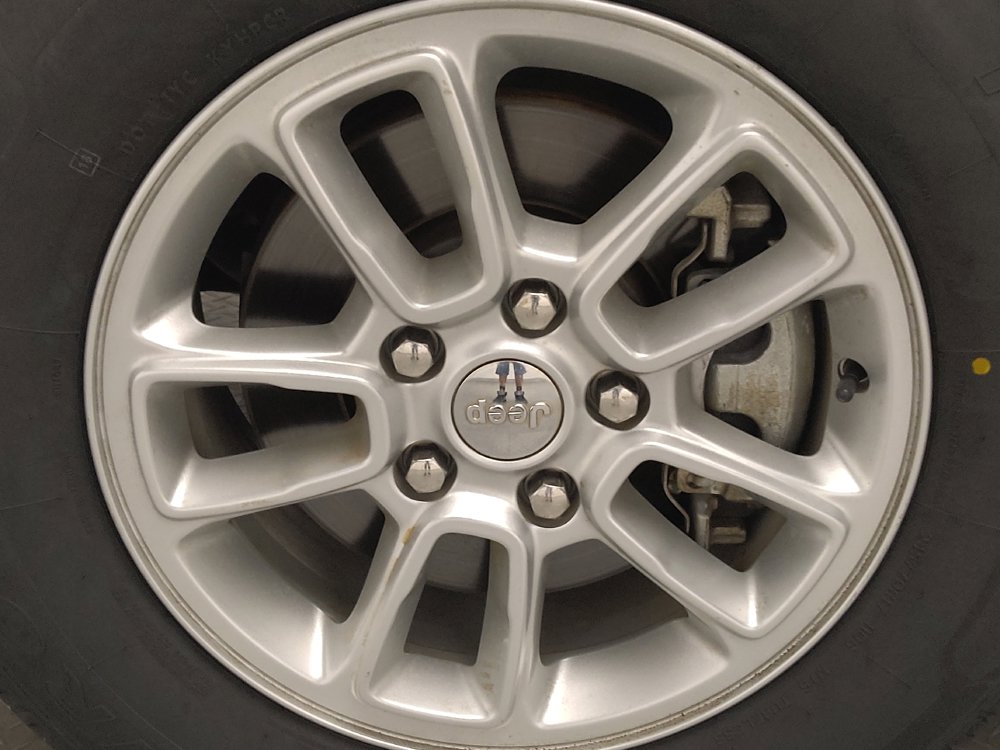 Used 2019 Jeep Grand Cherokee Laredo AWD/4WD image 31