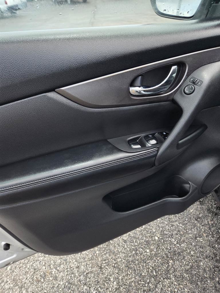 Used 2016 Nissan Rogue SV FWD image 11