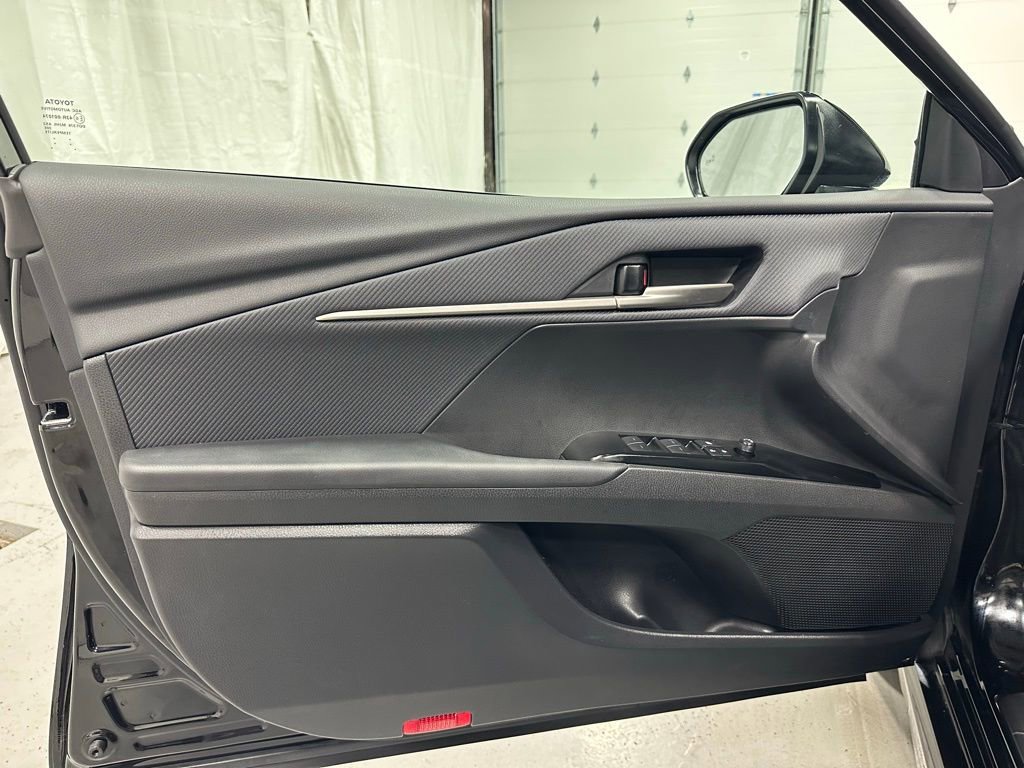 Used 2025 Toyota Camry SE image 8