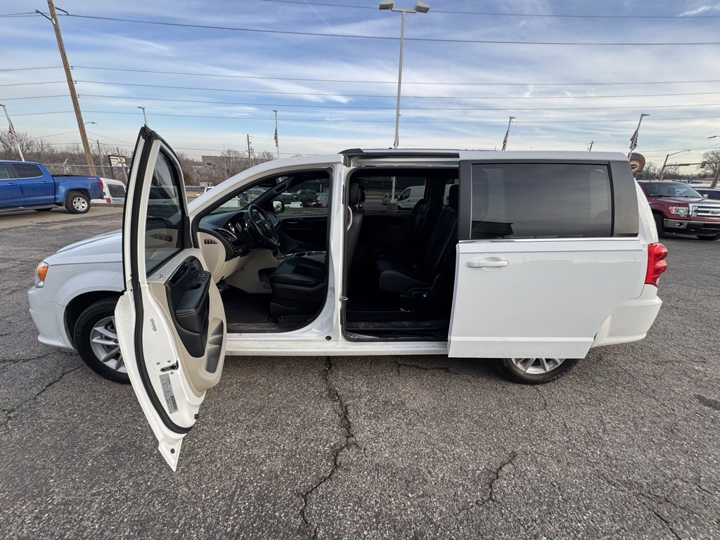 Used 2019 Dodge Grand Caravan SXT w/ Driver Convenience Group image 4