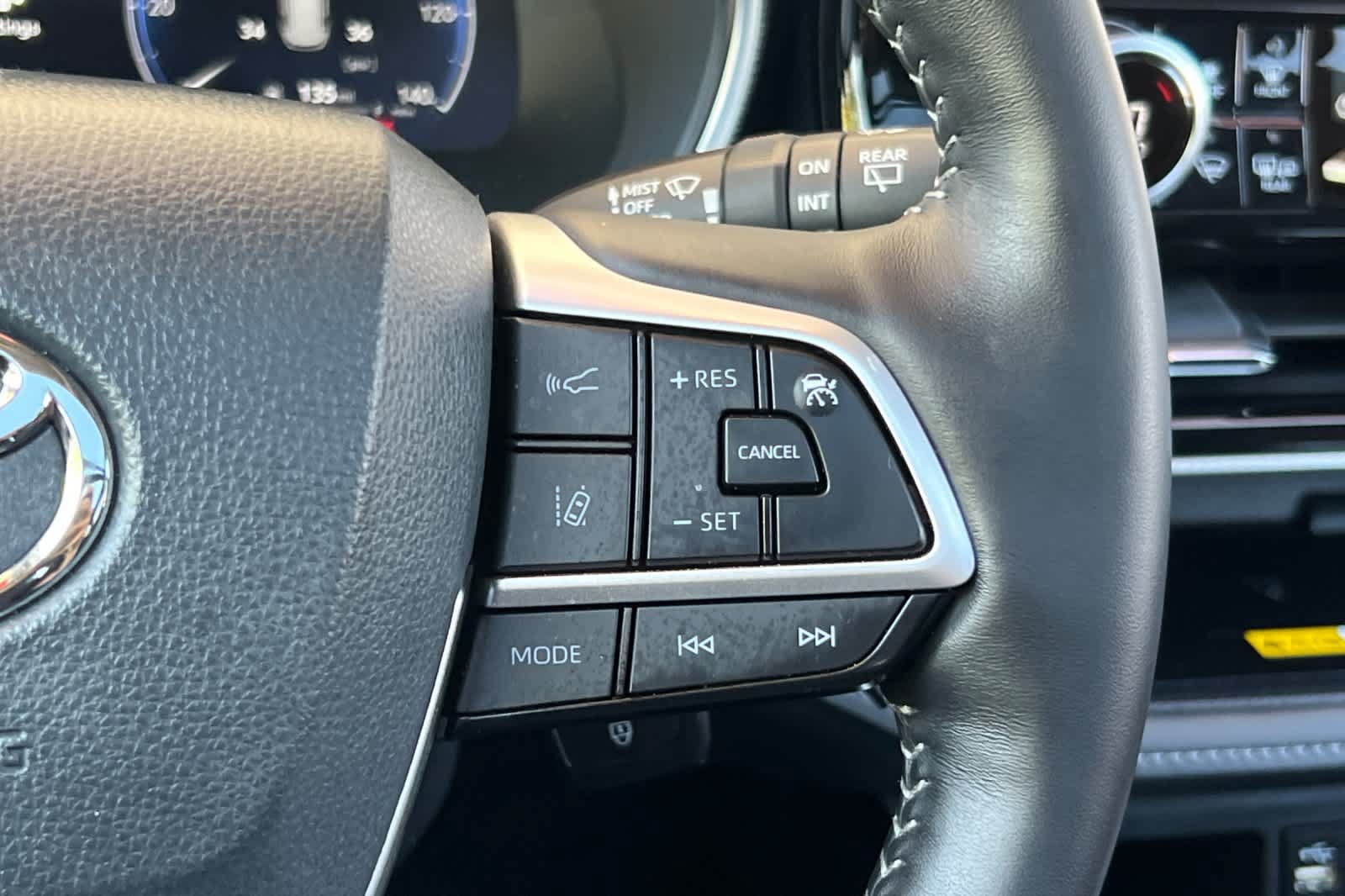 Used 2025 Toyota Highlander Platinum AWD/4WD image 29