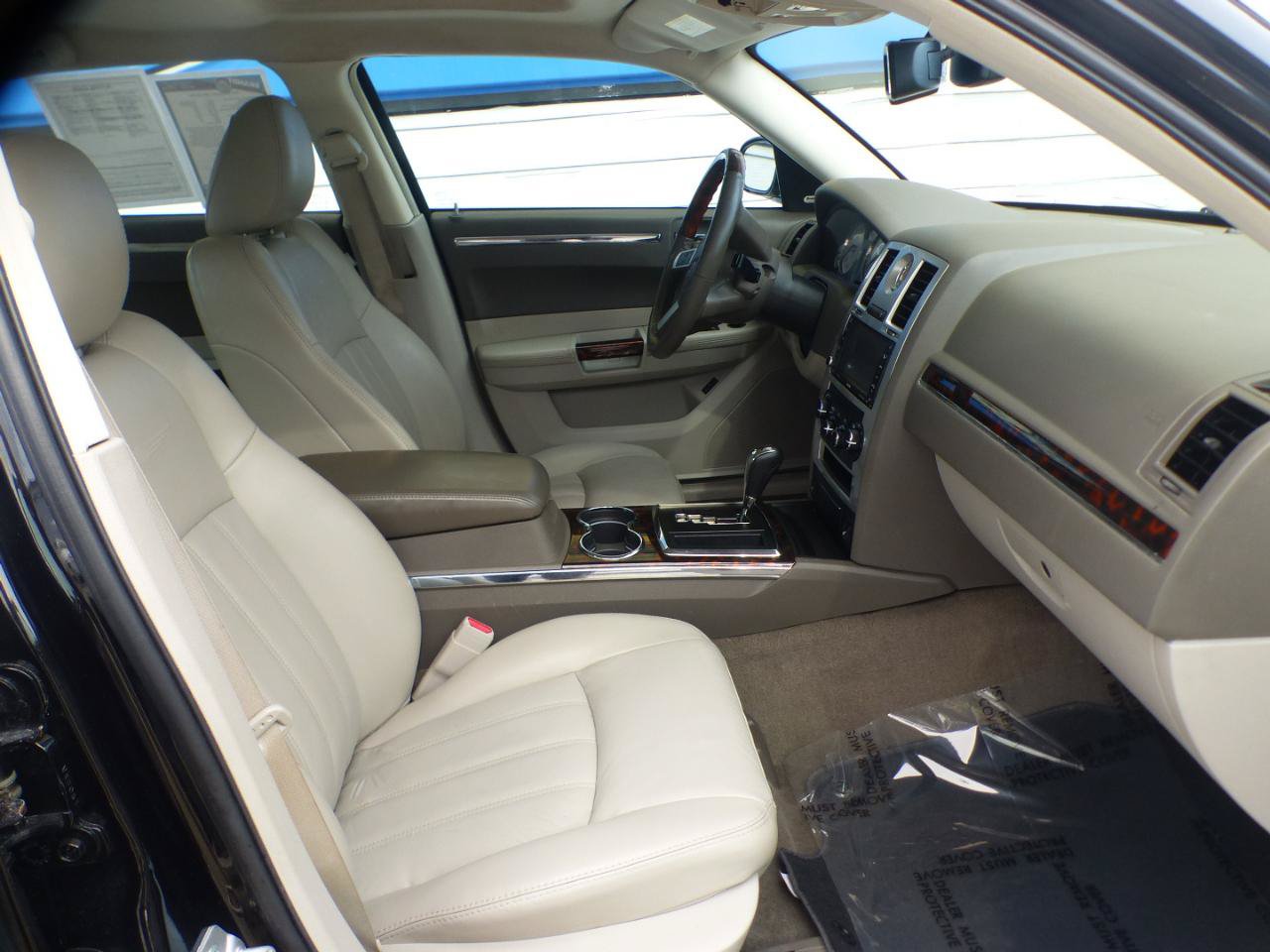 Used 2009 Chrysler 300 C w/ Protection Group II RWD image 15