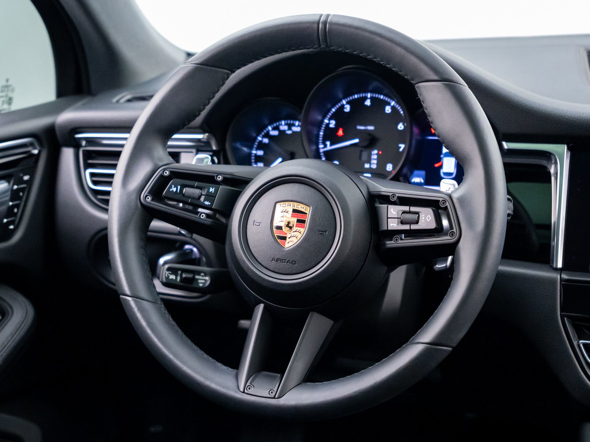 Certified 2025 Porsche Macan AWD/4WD image 12