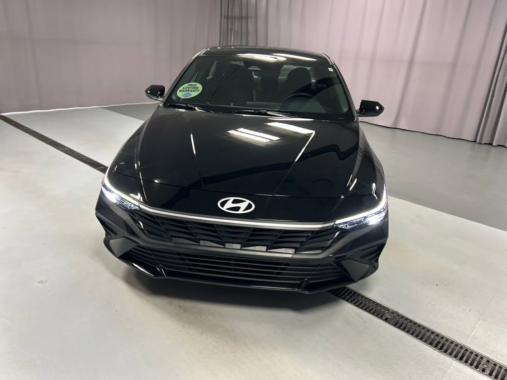 Used 2025 Hyundai Elantra SEL w/ Cargo Package FWD image 2