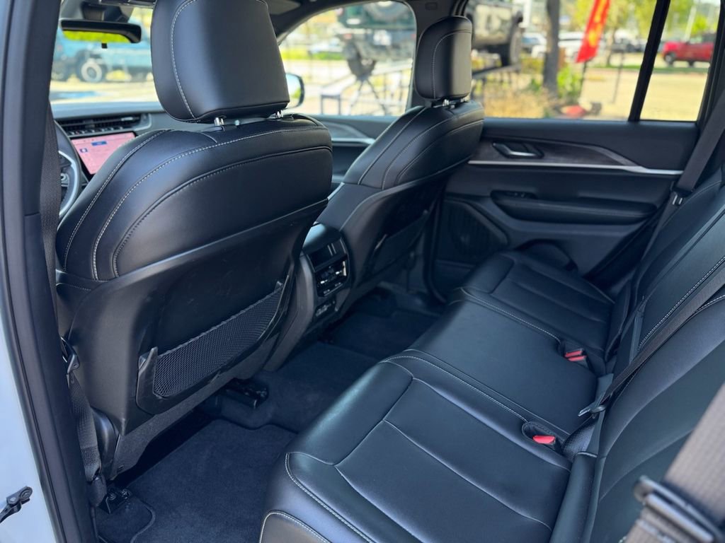 Used 2025 Jeep Grand Cherokee Limited w/ Black Appearance Package AWD/4WD image 17