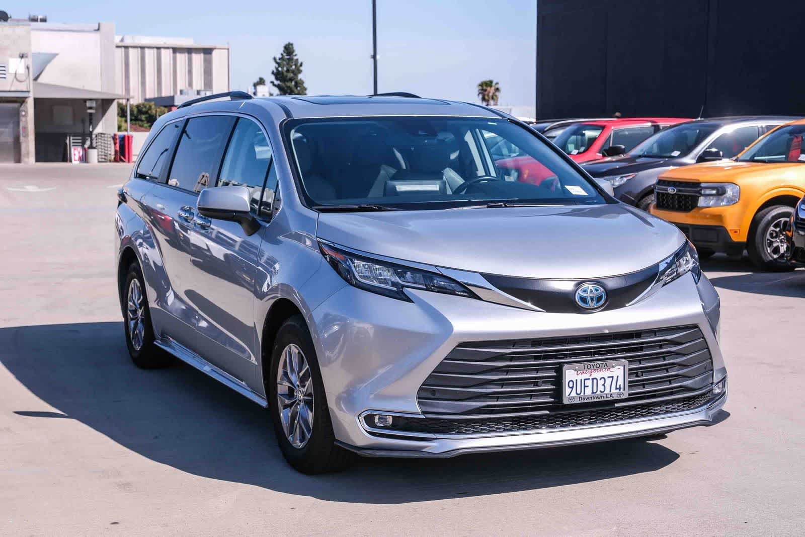 Certified 2023 Toyota Sienna XLE FWD image 3
