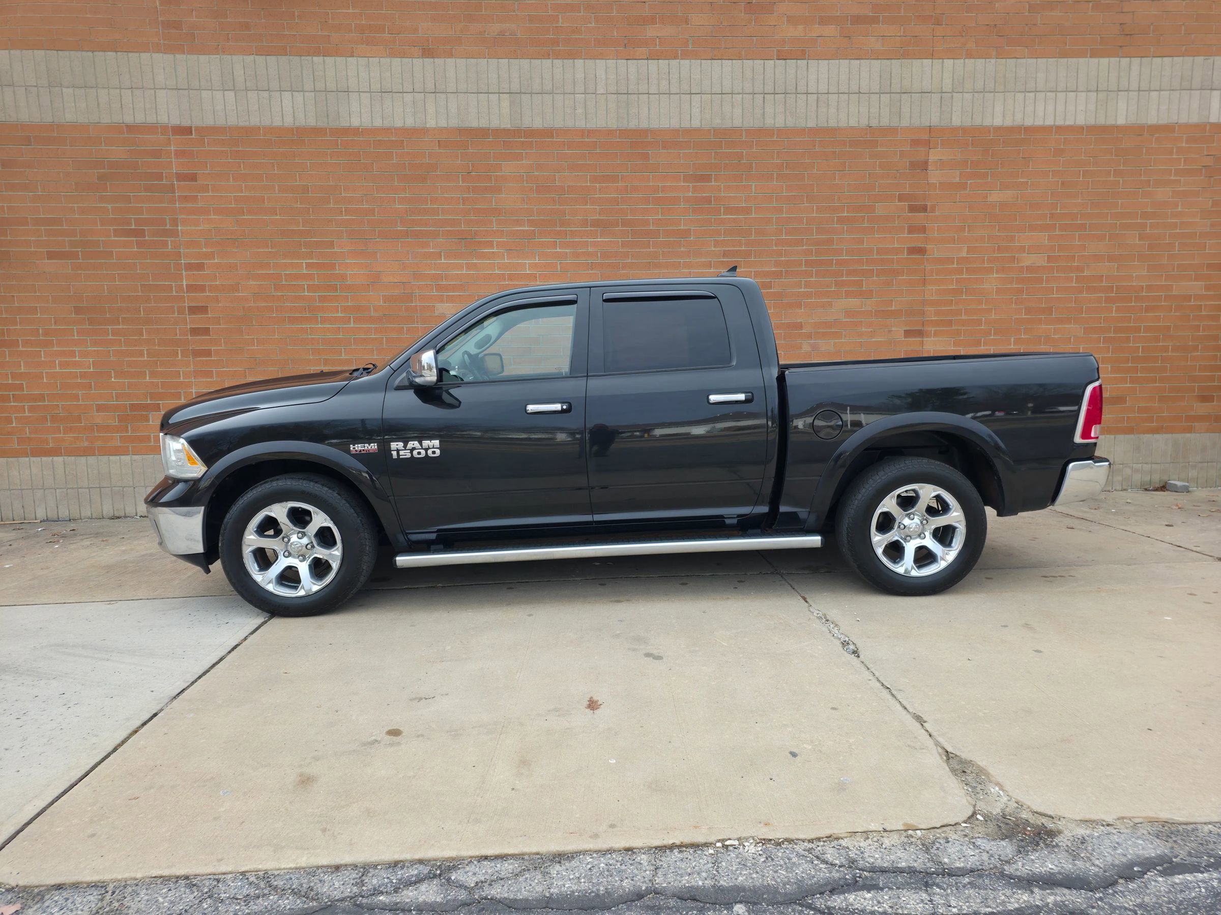 Used 2016 RAM 1500 Laramie w/ Convenience Group AWD/4WD image 10
