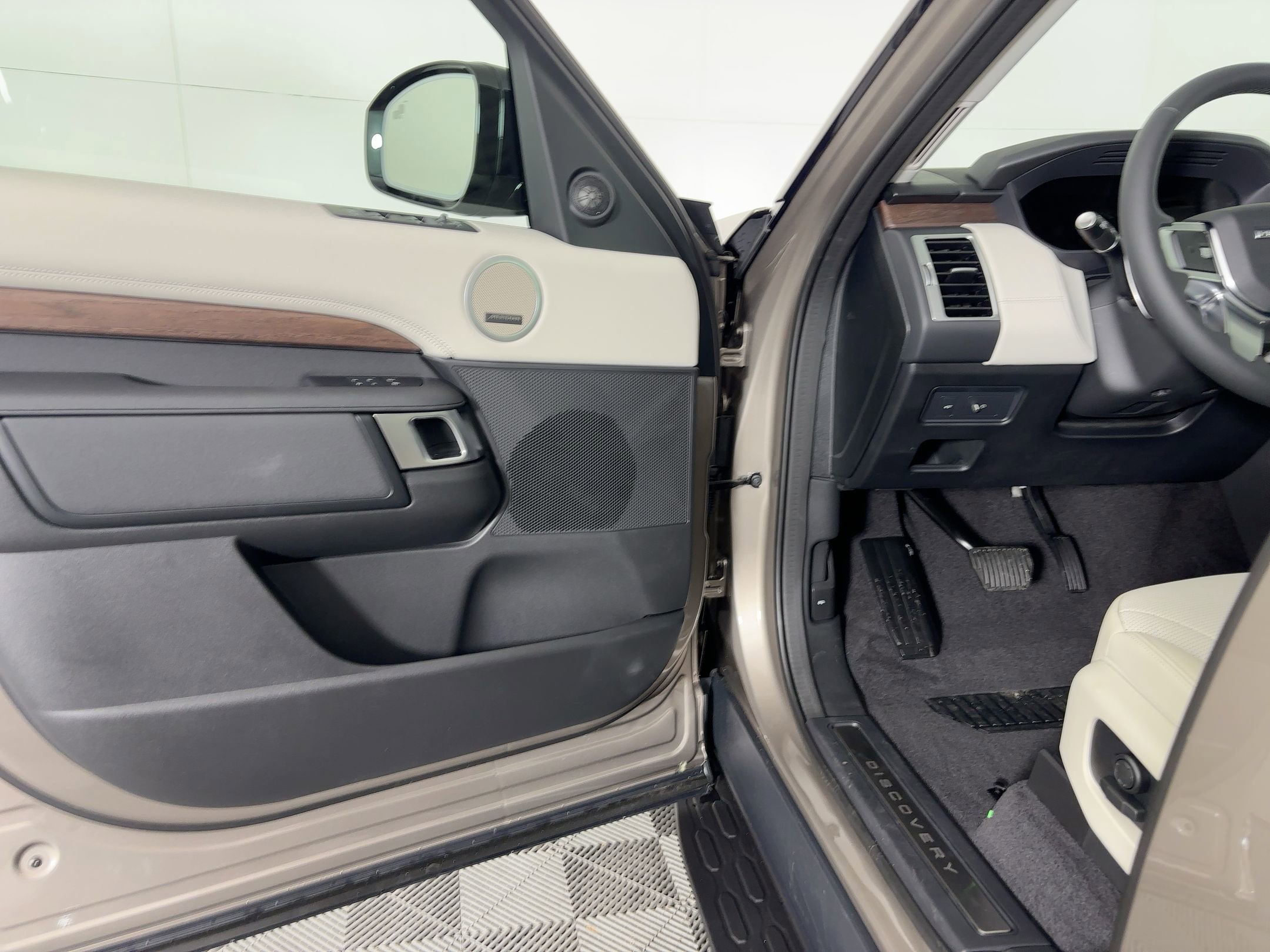 New 2026 Land Rover Discovery S AWD/4WD image 5