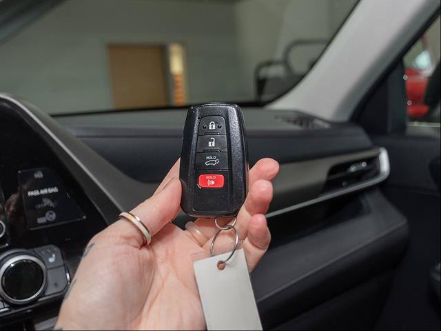Used 2021 Toyota Highlander XLE AWD/4WD image 17