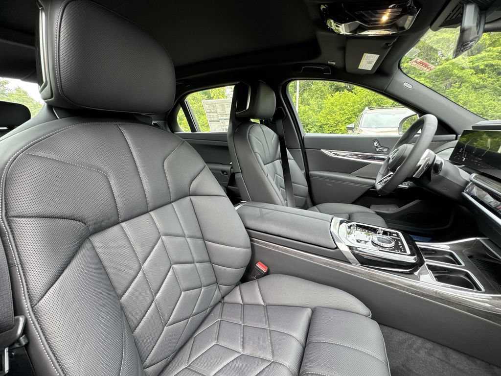 Used 2026 BMW 760i xDrive w/ Premium Package AWD/4WD image 27