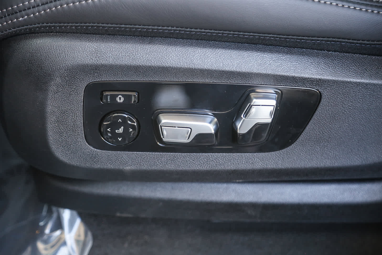 New 2026 BMW X7 M60i w/ Executive Package image 18