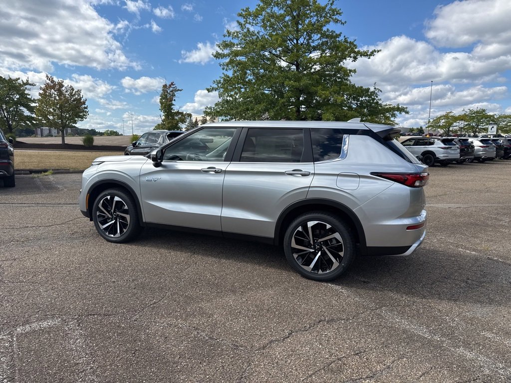 New 2025 Mitsubishi Outlander SE image 12