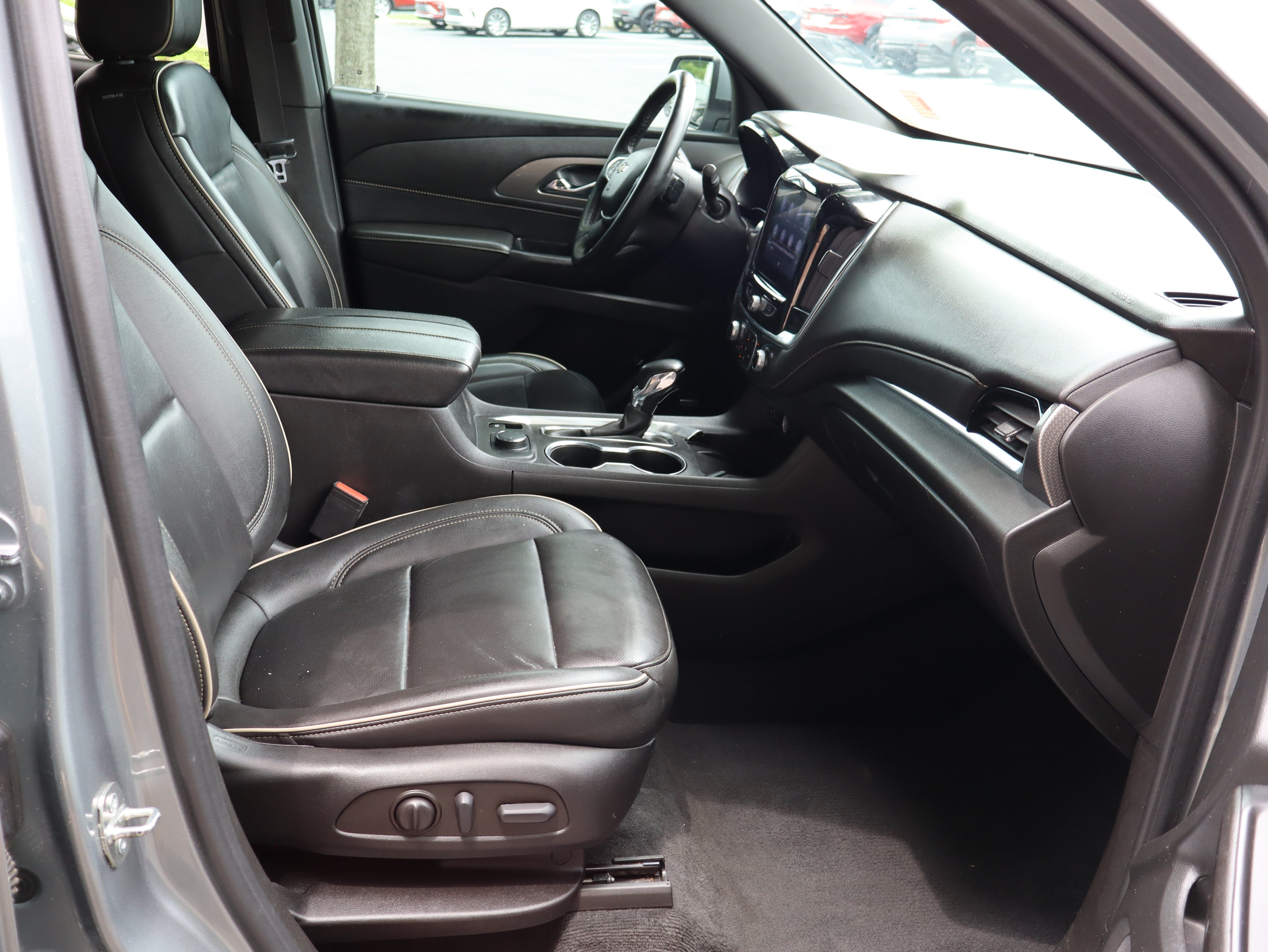 Used 2023 Chevrolet Traverse Premier FWD image 29