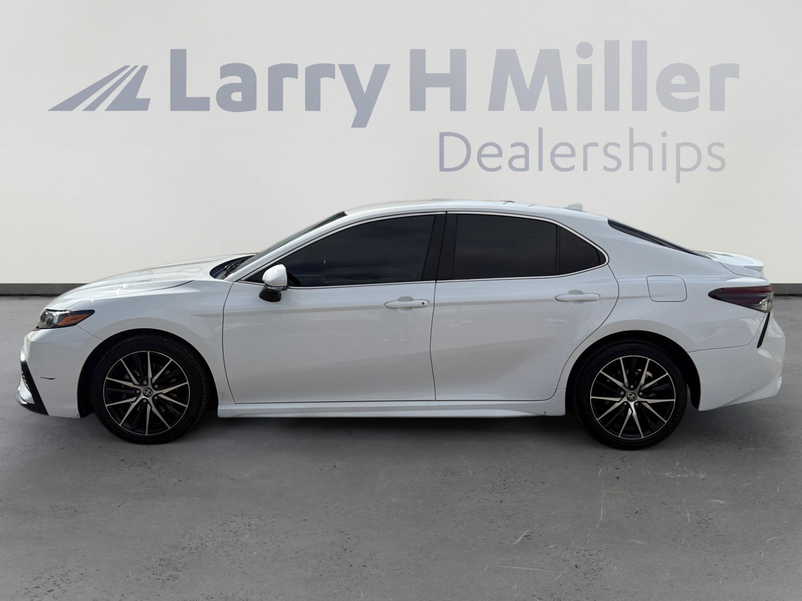 Used 2023 Toyota Camry SE w/ Protection Package (Q2) (TMS) FWD image 2
