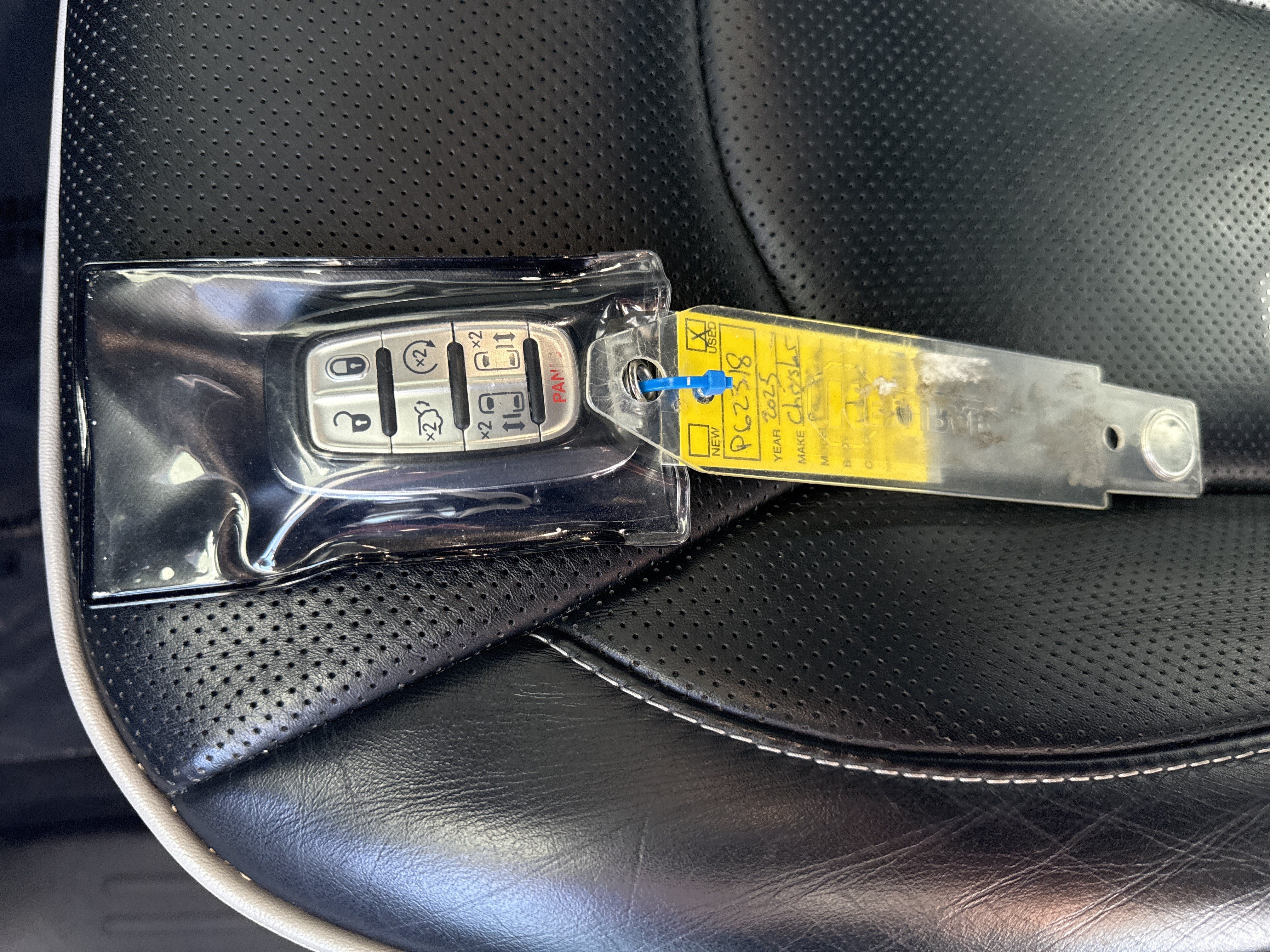 Used 2025 Chrysler Pacifica Limited FWD image 36