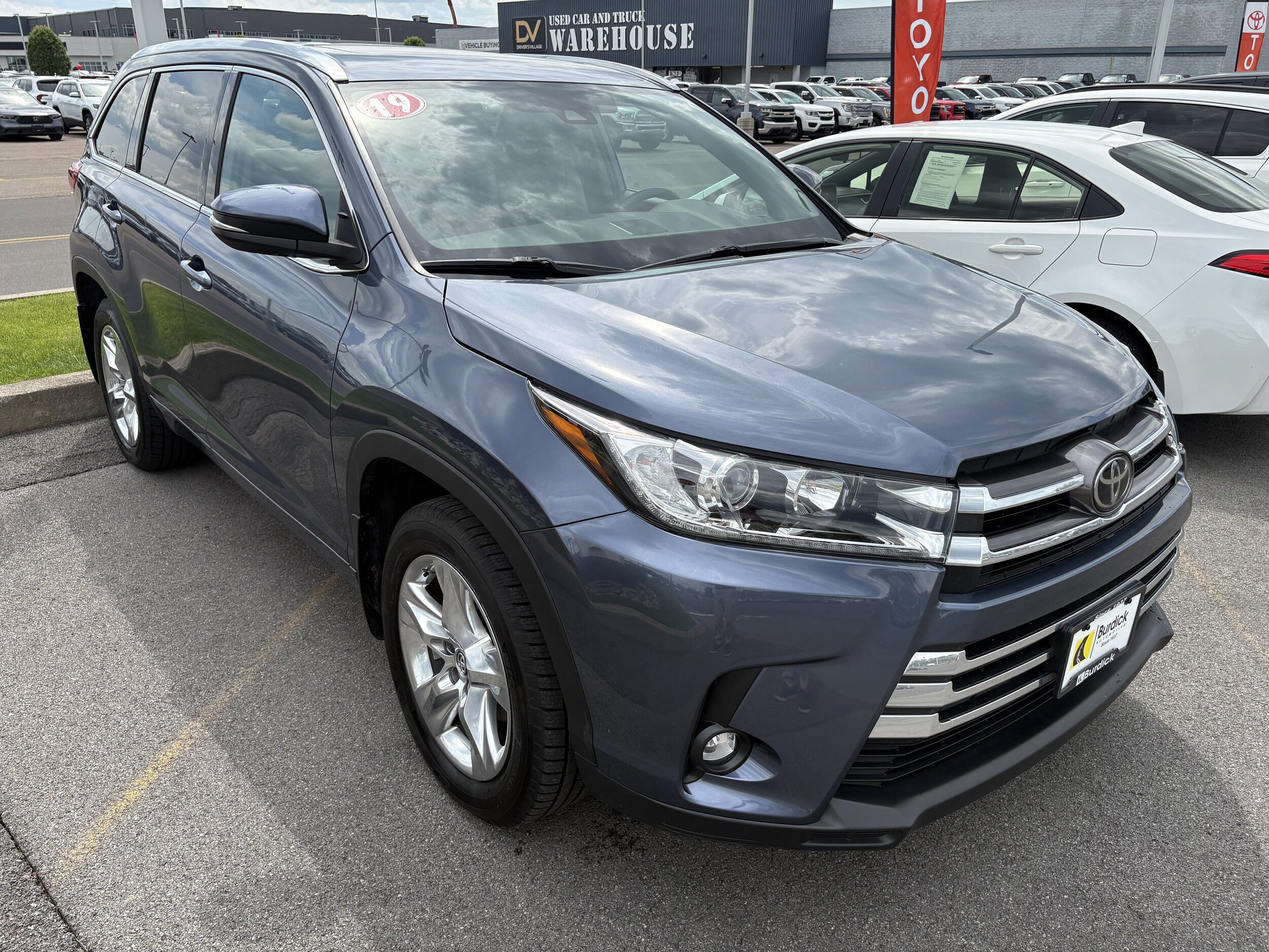 Used 2019 Toyota Highlander Limited AWD/4WD image 2